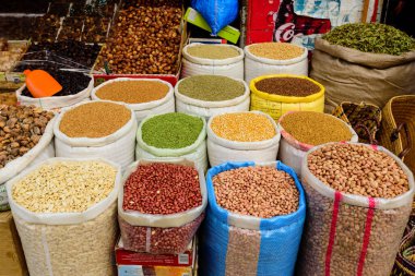 Essaouira, Fas - 11 Aralık 2018: Fas 'ta renkli Doğu pazarı, baharat ve fındık torbaları