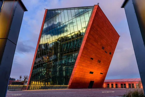 Gdansk, Polonya - 7 Ekim 2019: Polonya turu. Gdansk 'ta İkinci Dünya Savaşı Müzesi, popüler bir turizm merkezi.