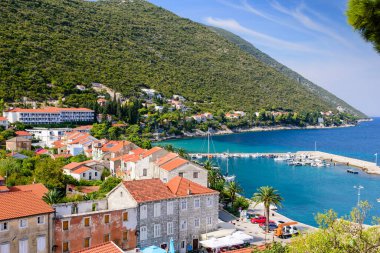 pitoresk Adriyatik kıyıları. Trpanj kenti, Hırvatistan 'ın Dalmaçya bölgesindeki Peljesac Yarımadası' nda pitoresk bir tatil beldesi.