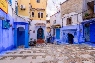 Chefchaouen, Fas - 13 Aralık 2018 Fas turu. Chefchaouen kasabasının güzel mavi Medina 'sı. Geleneksel mavi cadde