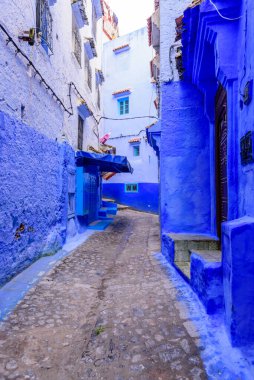 Chefchaouen, Fas - 13 Aralık 2018 Fas turu. Chefchaouen kasabasının güzel mavi Medina 'sı. Geleneksel mavi cadde