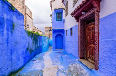 Fas 'ı gezmek. Fas 'ın Chefchaouen kasabasının güzel mavi medina' sı