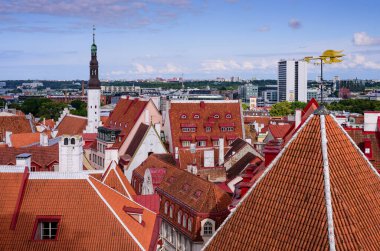 Tallinn, Estonya - 2 Ağustos 2019: Estonya gezisi. Tallinn Eski Kasabası 'nın havadan görünüşü. Şehrin klasik ikonik görünümü.