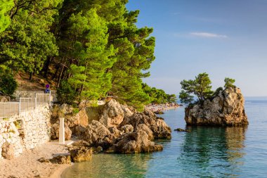 pitoresk Adriyatik kıyıları. Brela tatil beldesindeki körfez, Hırvatistan 'ın Dalmaçya bölgesindeki turkuaz suyla dolu.