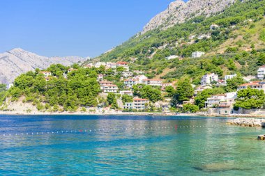 Resimli Adriyatik kıyısı. Brela tatil köyündeki körfez turkuaz suyla, Brela kasabası, Dalmaçya bölgesi, Hırvatistan