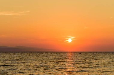 Denizde güzel bir gün batımı. Günbatımında Akdeniz, Hırvatistan 'ın Makarska Riviera kenti, Dalmaçya bölgesi. Brela - Hırvatistan 'da deniz kenarı tatil beldesi ve popüler tatil beldesi