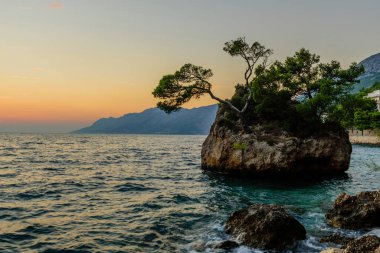 Brela Stone (Kamen Brela) - Hırvatistan 'da popüler bir doğal cazibe olan Brela' nın sembolü. Brela Stone 'un güzel günbatımı manzarası, Punta Rata plajı, Hırvatistan' ın Makarska Rivierası