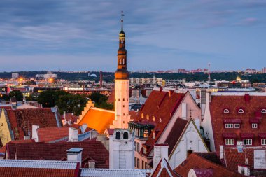 Tallinn, Estonya - 2 Ağustos 2019: Estonya gezisi. Tallinn Eski Şehir, güzel gece manzarası
