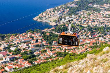 Dubrovnik kasabası, Hırvatistan - 22 Eylül 2018: Hırvatistan 'ı gezmek. Dubrovnik 'in eski kasabasının havadan görünüşü. Turistler için ünlü teleferik.