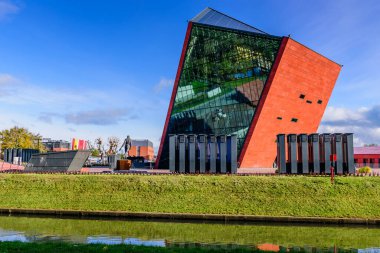 Gdansk, Polonya - 7 Ekim 2019: Polonya turu. Gdansk 'ta İkinci Dünya Savaşı Müzesi, popüler bir turizm merkezi.