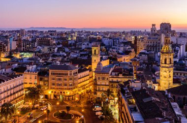 Valencia, İspanya - 4 Ocak 2020 İspanya turu. Gün batımında Valencia 'nın hava manzarası. Aydınlatılmış Plaza de la Reina, Valencia şehri.