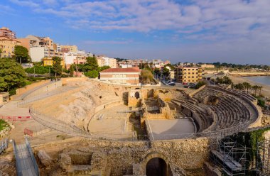 Tarragona, İspanya - 2 Ocak 2020: Tarragona manzarası. Tarragona 'daki amfi tiyatro, Roma harabeleri