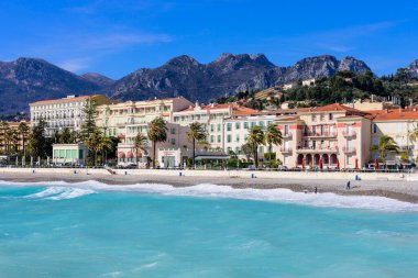 Menton, Fransa - 8 Mart 2018 Menton şehri. Akdeniz 'in güzel kıyıları ve Menton' un tarihi merkezi