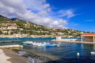 Villefranche-sur-Mer, Cote d 'azur, Fransa - 8 Mart 2018: Balıkçı tekneleriyle Akdeniz' in manzaralı limanı