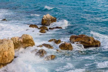 Dalgalı kayalık bir sahil. Akdeniz, Fransız Rivierası, Güzel şehir