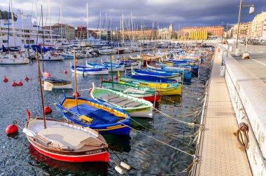 Güzel, Cote d 'azur, Fransa - 8 Mart 2018: Nice şehrinin merkezinde geleneksel balıkçı tekneleri ile liman