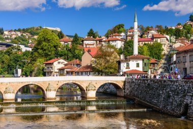Saraybosna kenti, Bosna-Hersek - 10 Eylül 2018: Bosna-Hersek 'in başkenti Saraybosna' nın tarihi merkezine bakış