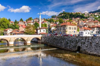 Saraybosna kenti, Bosna-Hersek - 10 Eylül 2018: Bosna-Hersek 'in başkenti Saraybosna' nın tarihi merkezine bakış