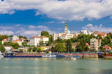 Belgrad, Sırbistan - 24 Eylül 2016: Sırbistan 'daki Sava nehrinden Belgrad şehri güzel bir yaz gününde