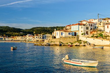 Samos Adası, Yunanistan - 24 Mayıs 2017: Kokkari köyü, Samos adasında popüler bir turizm beldesi.