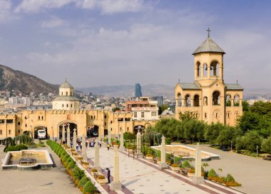 Tiflis, Gürcistan - 23 Eylül 2017: Bir yaz gününde Tiflis silueti, Tsminda Sameba Katedrali