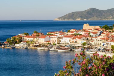 Samos Adası, Yunanistan - 23 Mayıs 2017: Samos adasında balıkçı tekneleri ve renkli binaları olan, sahildeki geleneksel Yunan köyü Pisagor köyünün güzel hava manzarası