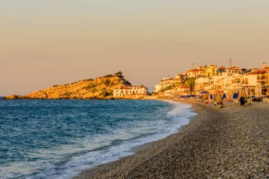 Kokkari plajı Kokkari köyünün pitoresk bir plajı, güzel bir günbatımı manzarası, Samos adası, Yunanistan
