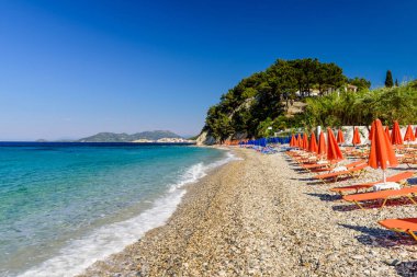 Lemonakia plajı, Yunanistan 'ın Samos adasının kuzey kıyısında güzel manzaralı bir plaj, popüler bir tatil beldesi, Samos Adası, Yunanistan
