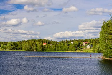 Güzel yaz manzarası. Finlandiya kırsalında. Imatra şehri yakınlarında Vuoksi nehri.