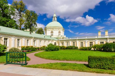 St. Petersburg, Rusya - 11 Ağustos 2018: St. Petersburg manzarası. Oranienbaum Büyük Menshikov Sarayı (Lomonosov)
