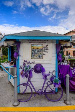 Izola, Slovenya - 20 Eylül 2016: Slovenya 'nın İzola kentinin tarihi merkezinde Lavanta Hatıra Dükkanı