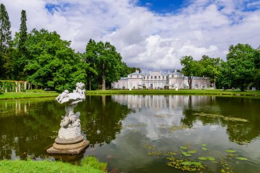 St. Petersburg, Rusya - 11 Ağustos 2018: St. Petersburg manzarası. Oranienbaum 'daki Çin Sarayı (Lomonosov)