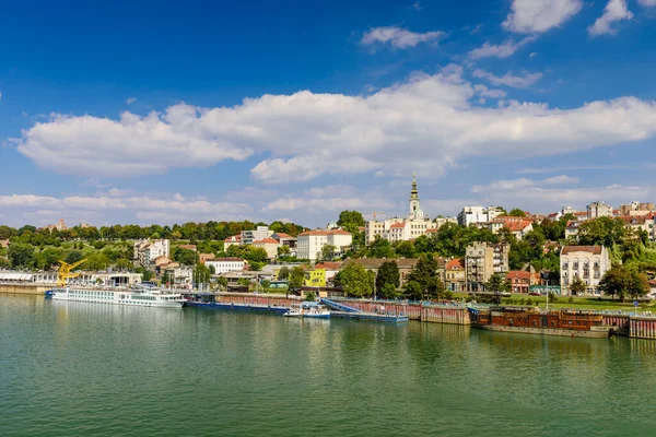 Belgrad, Sırbistan - 24 Eylül 2016: Sırbistan 'daki Sava nehrinden Belgrad şehri güzel bir yaz gününde
