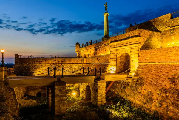 Belgrado Serbia Septiembre 2016 Hermosa Vista Nocturna Del Monumento Ganador —  Fotos de Stock