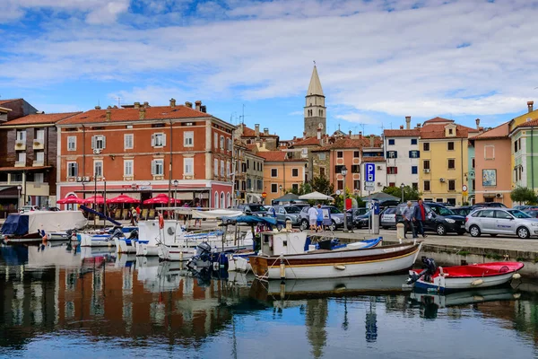 Izola Slovenia September 2016 Scenic Harbor Boats Brightly Coloured Houses — Stock Photo, Image