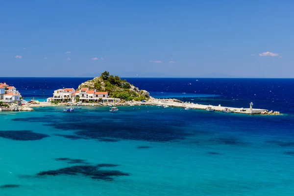 Baía Pitoresca Com Água Azul Aldeia Kokkari Ilha Samos Grécia — Fotografia de Stock