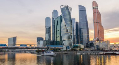 Moskova, Rusya - 2 Mayıs 2018: Moskova şehri. Moskova sehri gökdelenleri gün batımında