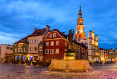 Poznan, Polonya - 11 Ekim 2019: Polonya turu. Poznan 'ın şehir manzarası. Eski kasabanın belediye binası ve ana meydanı, güzel gece manzarası.