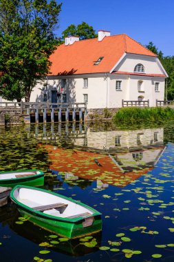 Vihula, Estonya - 29 Temmuz 2019: Estonya gezisi. Lahemaa Ulusal Parkı 'ndaki Vihula Malikânesi (Vihula mis) müzesi. Güzel yaz manzarası. Göleti olan pitoresk bir park..