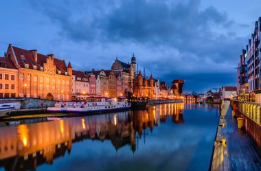 Polonya 'yı gezmek. Gdansk 'ın eski şehir manzarası. Suda güzel bir yansıması var. Gece görüşü.