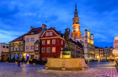 Poznan, Polonya - 11 Ekim 2019: Polonya turu. Poznan 'ın şehir manzarası. Eski kasabanın belediye binası ve ana meydanı, güzel gece manzarası.