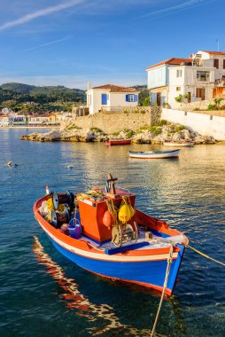 Samos Adası, Yunanistan - 24 Mayıs 2017: Kokkari köyü, Samos adasında popüler bir turizm beldesi.