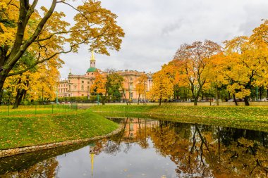 Mikhailovsky bahçesindeki Mikhailovsky kalesinin manzarası. Saint-Petersburg, Rusya 'da sonbahar. Mikhailovsky kalesi Saint-Petersburg 'da popüler bir turistik ve mimari merkezdir..