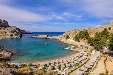 Rodos Adası, Yunanistan - 19 Mayıs 2016: Lindos köyü yakınlarındaki St. Pauls Körfezi, Rodos Adası, Dodecanese, Yunanistan.