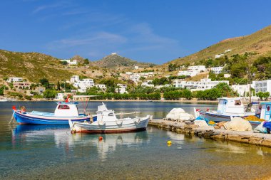 Patmos Adası, Dodecanese, Yunanistan - 28 Mayıs 2017: Patmos adasındaki popüler bir turizm merkezi olan Grikos Körfezi 'nde renkli balıkçı tekneleri