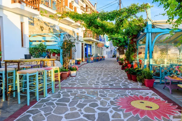 Samos Adası, Yunanistan - 24 Mayıs 2017: Kokkari köyünde açık hava restoranları olan renkli bir cadde. Kokkari köyü Samos adasında popüler bir turistik yerdir..