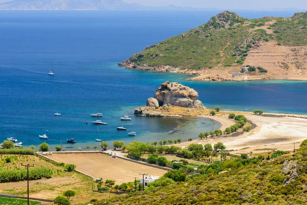 Petra plajı Patmos adasının pitoresk bir plajı, güneşli bir yaz gününde havadan görünüşü, Patmos adası, Dodecanese, Yunanistan