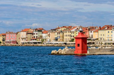 Piran, Slovenya - 19 Eylül 2016: Piran 'da güzel eski evlerle gezinti panoraması.