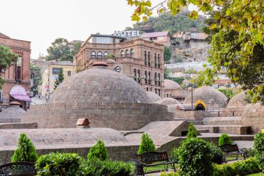 Tiflis, Gürcistan - 11 Eylül 2017: Abanotubani, Tiflis 'in eski bir ilçesidir. Abanotubani, Mtkvari (Kura) Nehri kıyısında yer alır..