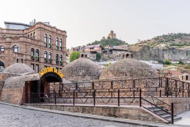 Tiflis, Gürcistan - 11 Eylül 2017: Abanotubani, Tiflis 'in eski bir ilçesidir. Abanotubani, Mtkvari (Kura) Nehri kıyısında yer alır..
